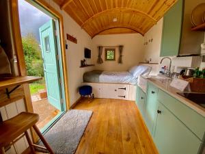 Gallery image of Romantic Nature Retreat, Luxury Glamping & Stargazing Views - Dragonfly Shepherd Hut in Leominster +74 photos