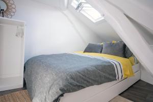 a bedroom with a bed in a attic at ★Le Petit Cosy Vincennes★ in Vincennes