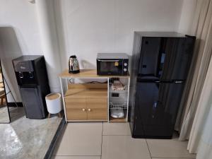 Il comprend une petite cuisine équipée d'un réfrigérateur et d'un four micro-ondes. dans l'établissement Bali-style studio apartment, à Ban Madua Wan