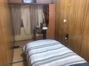 Säng eller sängar i ett rum på TSUKASA HOUSE English OK Kumano Kodo experience Lodge Close to station 無料駐車場あり