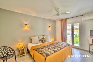a bedroom with a bed and a tv at Appartement 2 chambres sur la belle plage de grand case in Grand Case