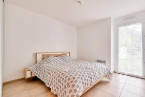a white bedroom with a bed and a window at Calme et serenite pour une escape a 6 in Commequiers