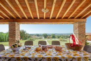 einen Tisch mit einer Schale Obst darauf in der Unterkunft Villa Poggio al Sole by VacaVilla in Foiano della Chiana