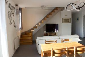 3 min sortie A480: wifi fibre - lit bébé - balcon في غرونوبل: غرفة معيشة مع أريكة وطاولة