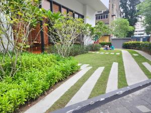 um jardim no meio de um edifício em Chambers Residences Suites KLCC em Kuala Lumpur