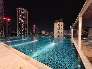 uma piscina no telhado de um edifício à noite em Chambers Residences Suites KLCC em Kuala Lumpur