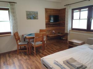Telewizja i/lub zestaw kina domowego w obiekcie Landhotel Lacknerhof