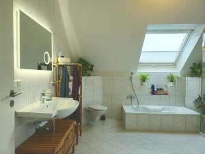 a bathroom with a sink and a tub and a toilet at 70qm Wohnung, 76771 Hördt, Naturschutzgebiet, Rheinland-Pfalz in Hördt