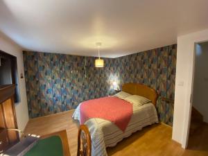 een slaapkamer met een bed in een kamer bij chambres de l'étang de la Demoiselle in Saint-Nabord