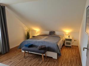 HasselbergにあるGiese FeWo Küstenglückのベッドルーム1室(ベッド1台、椅子付)