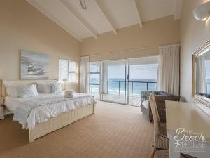 een slaapkamer met een bed en uitzicht op de oceaan bij do not use this profile in Sheffield Beach