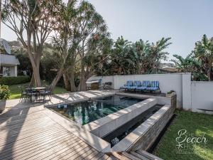 een achtertuin met een zwembad en een houten terras bij do not use this profile in Sheffield Beach