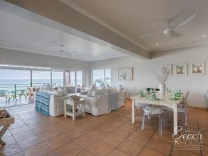 een woonkamer met banken en een tafel en de oceaan bij do not use this profile in Sheffield Beach