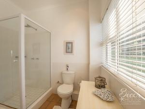 een witte badkamer met toilet en douche bij do not use this profile in Sheffield Beach +20 foto's