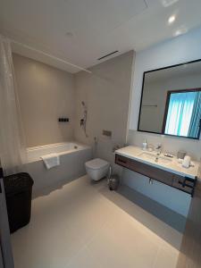 Koupelna v ubytování Stylish 1-BDR in premium new building Dubai Marina