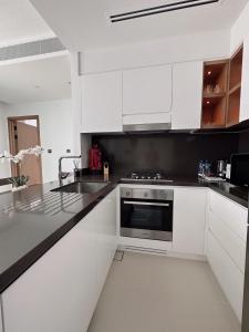 Kuchyň nebo kuchyňský kout v ubytování Stylish 1-BDR in premium new building Dubai Marina