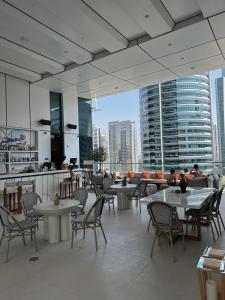 Restaurace v ubytování Stylish 1-BDR in premium new building Dubai Marina