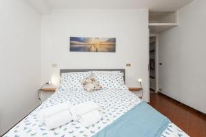 - une chambre avec un lit et 2 serviettes dans l'établissement Ca' da Lalla by Wonderful Italy, à Varazze