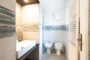 La salle de bains est pourvue de toilettes et d'un lavabo. dans l'établissement Ca' da Lalla by Wonderful Italy, à Varazze