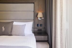Postel nebo postele na pokoji v ubytování Eccleston Square Hotel