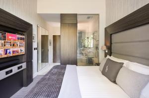 Postel nebo postele na pokoji v ubytování Eccleston Square Hotel