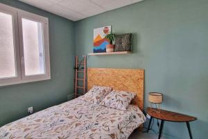 En eller flere senge i et værelse på Appart Cocooning à Martigues