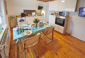 Kuchyň nebo kuchyňský kout v ubytování Ferienwohnung Sophia - FeWo Sophia + 83 fotografií