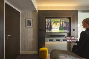 TV a/nebo společenská místnost v ubytování Eccleston Square Hotel