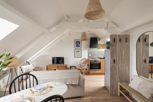 ein Wohnzimmer mit einem Bett und eine Küche in der Unterkunft Force 9 - Proche plage de Rochebonne in Saint-Malo