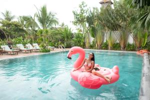 Piscina de la sau aproape de Shining Riverside Hoi An Boutique & Spa