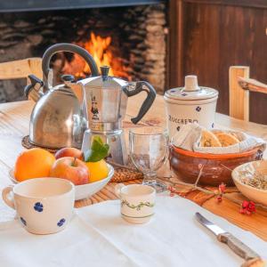 馬泰拉的住宿－Masseria La Fiorita，茶壶和茶杯的桌子