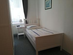Postel nebo postele na pokoji v ubytování Weingut-Ferienwohnung Heinz Dostert