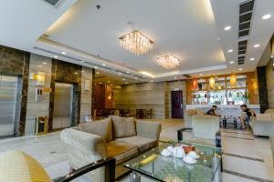 - un hall avec un canapé, une table et un bar dans l'établissement A25 Hotel - 180 Nguyễn Trãi, à Hô-Chi-Minh-Ville