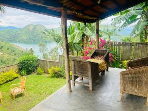 een veranda met stoelen en uitzicht op het water bij Kivu Macheo eco-lodge in Kibuye