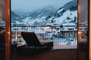 グロースアルルにあるHotel Nesslerhofの山の景色を望むバルコニー(椅子付)