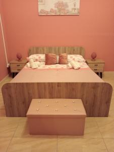 een slaapkamer met een bed met een houten hoofdeinde bij House 55 in Catania