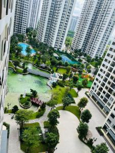 eine Luftansicht eines Parks in einer Stadt mit hohen Gebäuden in der Unterkunft Vin Grand Park - TP. Thủ Đức in Tân Vạn