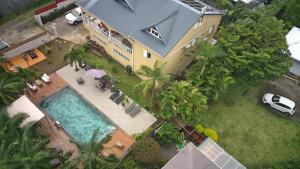 an overhead view of a house with a swimming pool at Un petit coin de paradis à La Réunion in Saint-Joseph