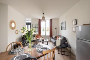 eine Küche und ein Wohnzimmer mit Tisch und Stühlen in der Unterkunft Le Cargo - A 300m de la plage de Rochebonne in Saint-Malo + 7 Fotos