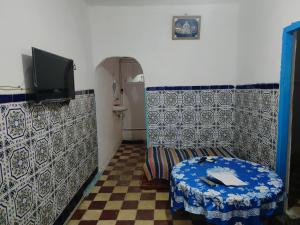 um pequeno quarto com um WC e uma cadeira em casa de SMR em Chefchaouen
