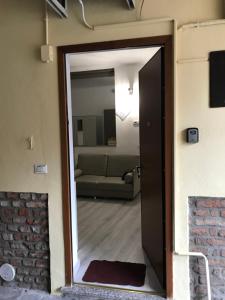 una puerta que da a una sala de estar con sofá en Casamina, en Bellinzago Lombardo