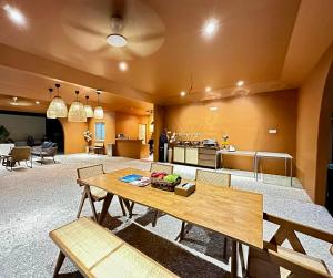 Großes Zimmer mit einem Tisch und einer Küche in der Unterkunft LiLLA Rainforest Retreats by Swing & Pillows in Hulu Langat