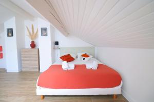 a bedroom with a bed with two stuffed animals on it at Le Boho - Charmant T3 - gare à 5 min à pieds in Bergerac