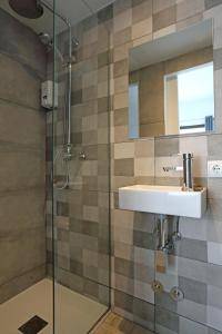 een badkamer met een wastafel en een glazen douche bij Hostal Costa in Ibiza-stad