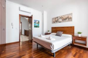 a bedroom with a bed and a wooden floor at Ca Na Bel 4 bedroom house, Ciutadella in Ciutadella
