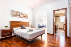 - une chambre avec un lit et une tête de lit en bois dans l'établissement Ca Na Bel 4 bedroom house, Ciutadella, à Ciutadella