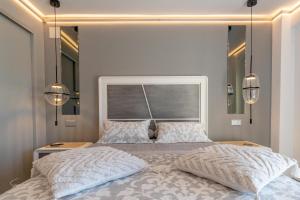 - une chambre avec un grand lit et 2 oreillers dans l'établissement Vista Castillo - By Aldertons, à Moraira