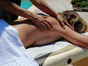 a woman getting a back massage from a therapist at Casa mare & spa Alghero in Alghero