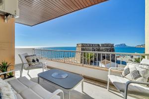 Elle comprend un balcon offrant une vue sur l'océan. dans l'établissement Vista Castillo - By Aldertons, à Moraira