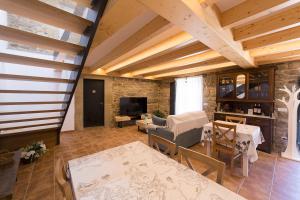 un soggiorno con soffitti in legno e un muro in pietra di Landras de Compostela a Santiago de Compostela